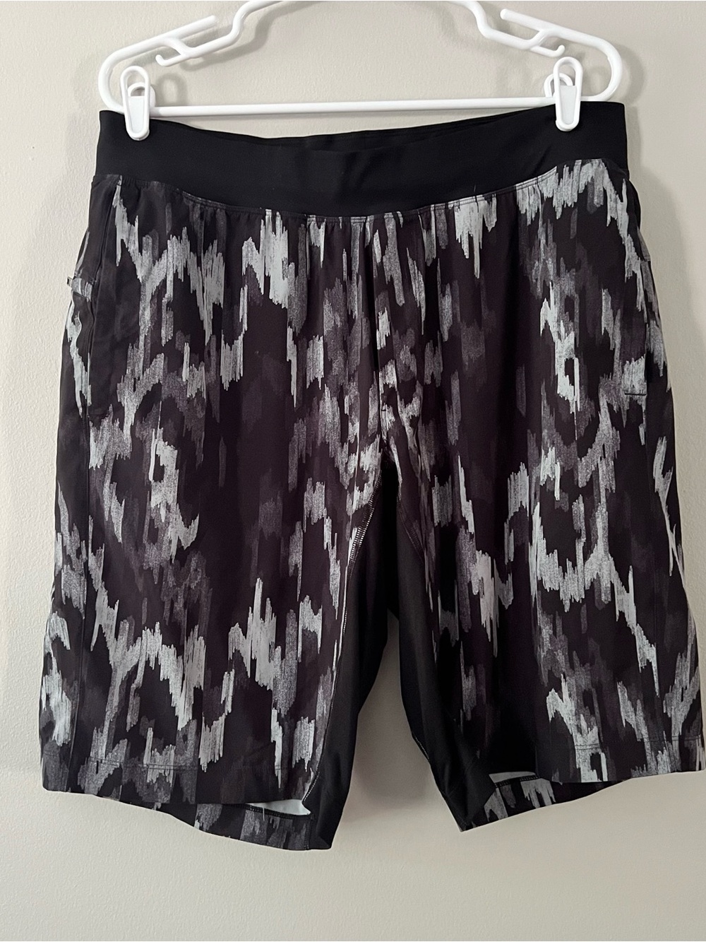 Lululemon Men’s Black Patterned Unlined Athletic Workout Shorts Size XL
